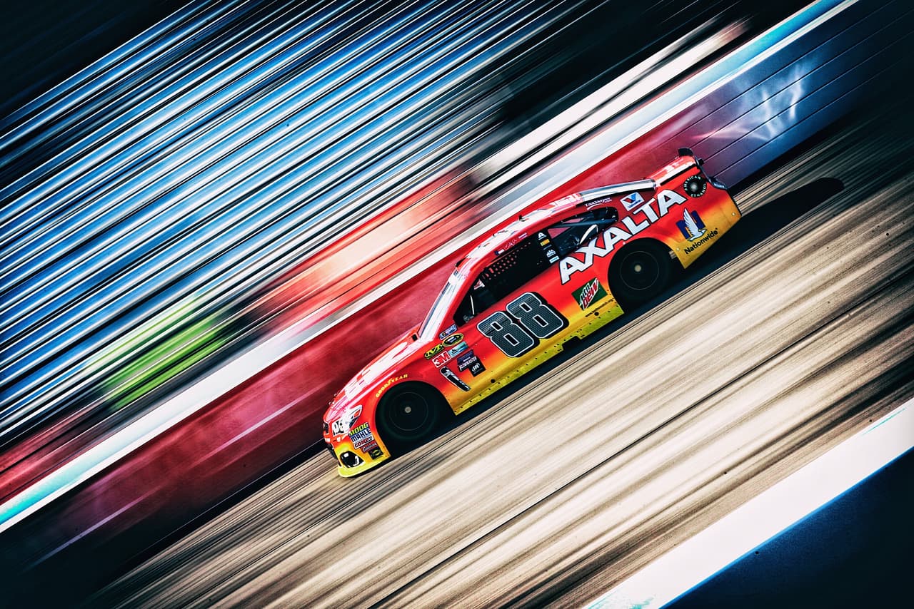 La práctica de Jeff Gordon durante el NASCAR Sprint Cup Series Federated Auto Parts 400 visto a través de los filtros fotográficos: un bólido congelado para el espectador.