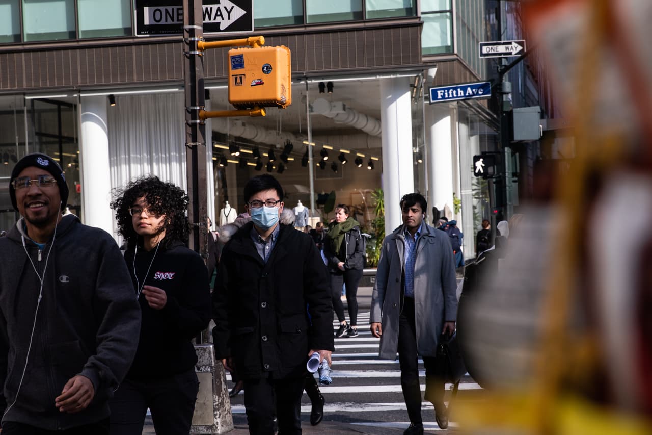 El uso de la mascarilla debería volver a ser obligatorio en NYC, dice un concejal
