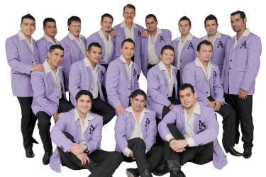 <b>9- La Arrolladora Banda El Limón de René Camacho: </b>El año que entra, la agrupación cumplirá 20 años de carrera. Además tiene
<a href="http://http://www.univision.com/especiales/premio-lo-nuestro/lista-completa-de-nominados-a-premio-lo-nuestro-2017">3 nominaciones a Premio Lo Nuestro 2017</a>.
