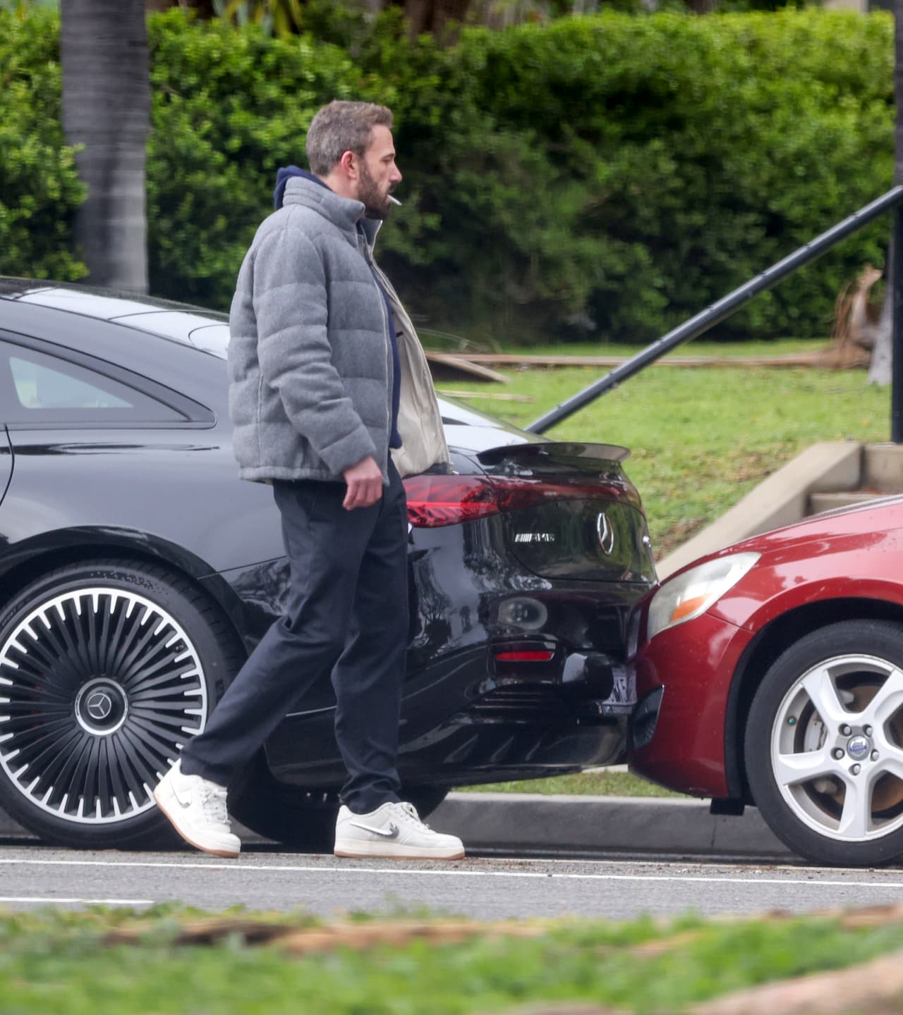 "
<b>Pareció chocar con los autos</b> varias veces antes de finalmente salir lo suficiente para volver a la carretera", describió el Daily Mail.
<br>