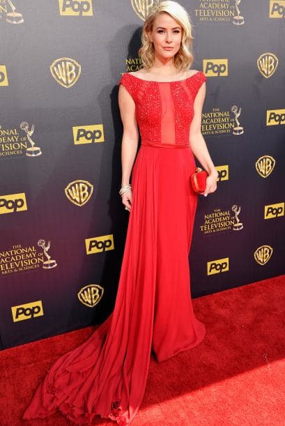 ¿Quieres lucir aún más 'sexy'? Un tono rojo te hará brillar y verte más provocativa.