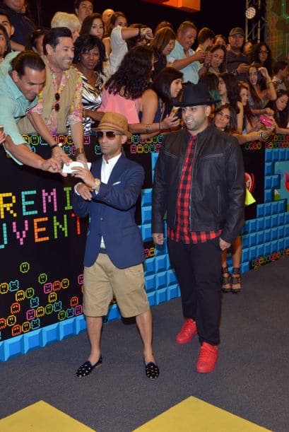 Nos encantan los selfies. We can't get enough of them! Y si no, pregúntenle a los que desfilaron la alfombra de Premios Juventud.