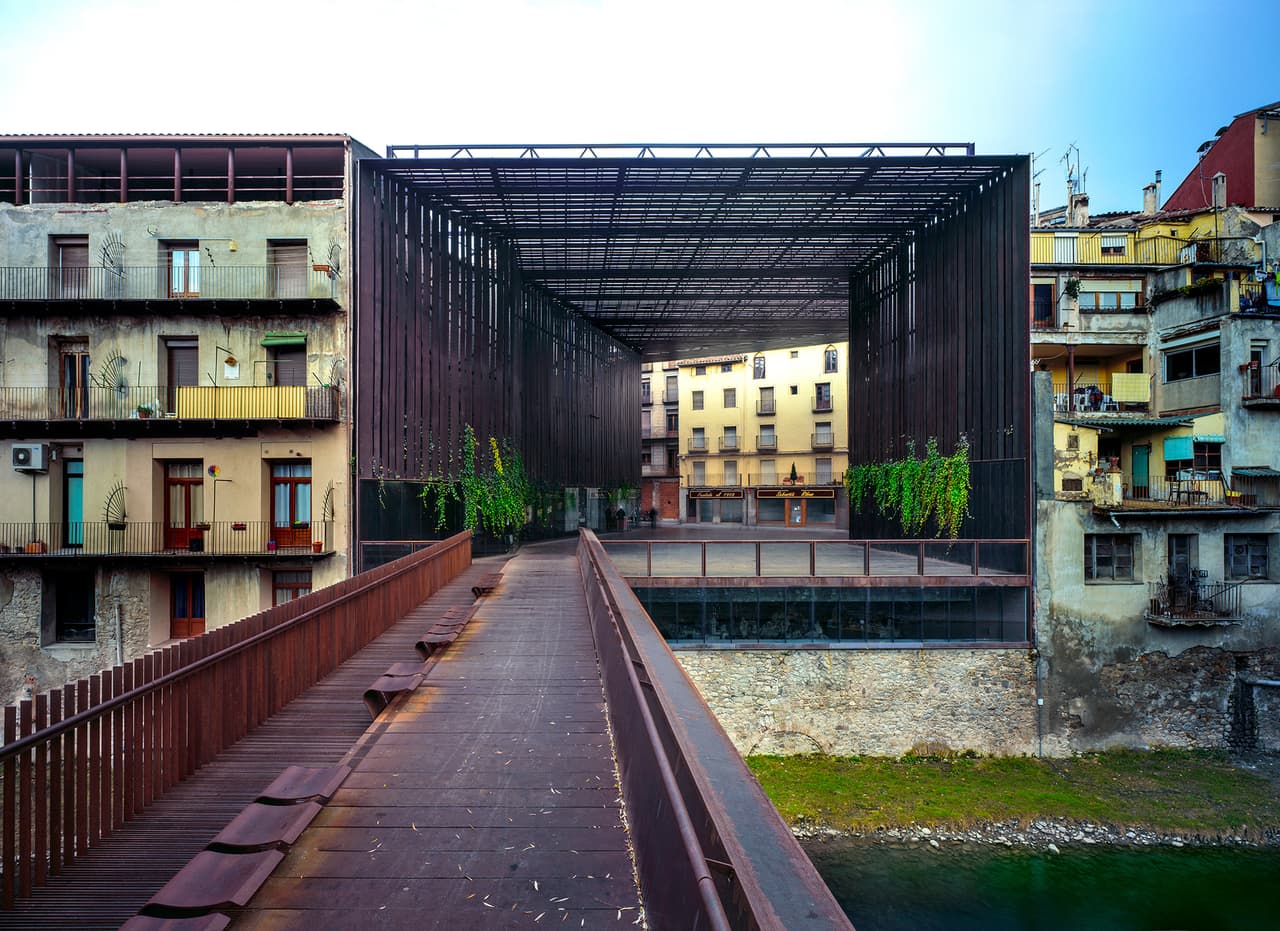 <b>Teatro La Lira.</b> Espacio público abierto, 2011. Ripoll, Girona, España.
