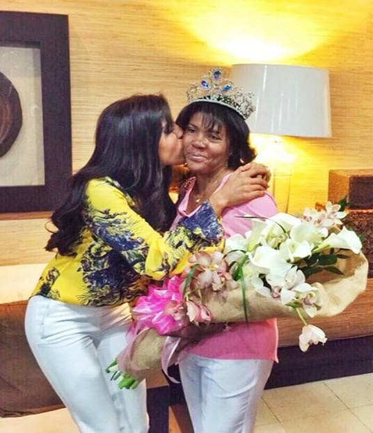 “Con la verdadera reina”, expresó la dominicana luego de coronarse en Nuestra Belleza Latina 2015.