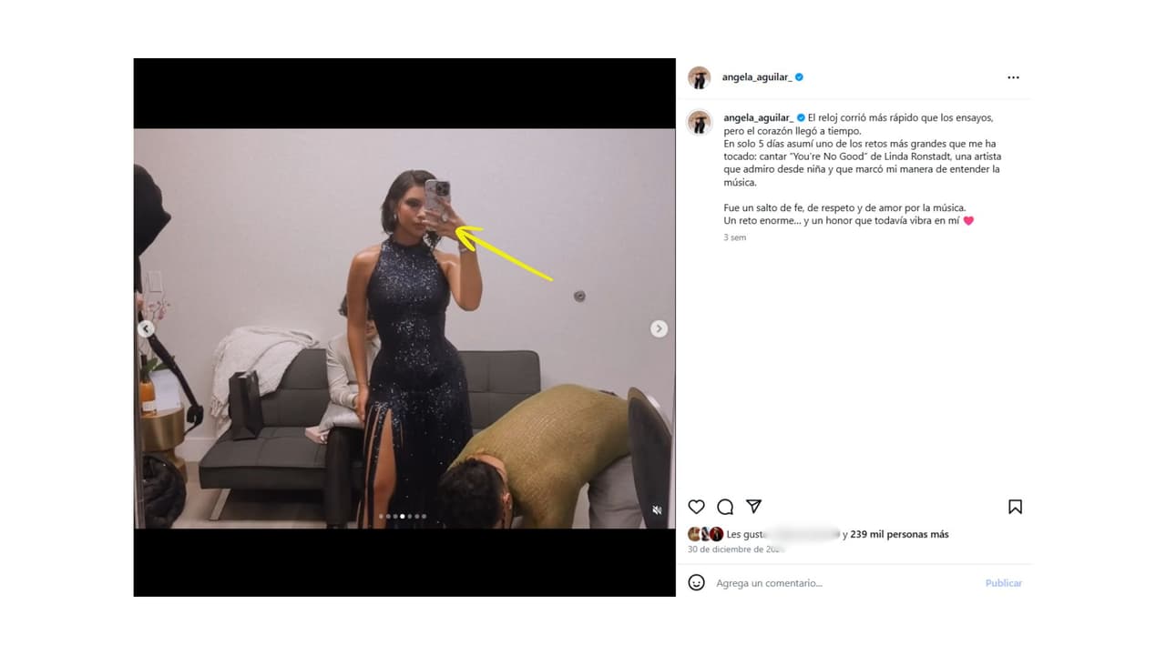 Ángela Aguilar con un anillo en forma de corazón en 2025.