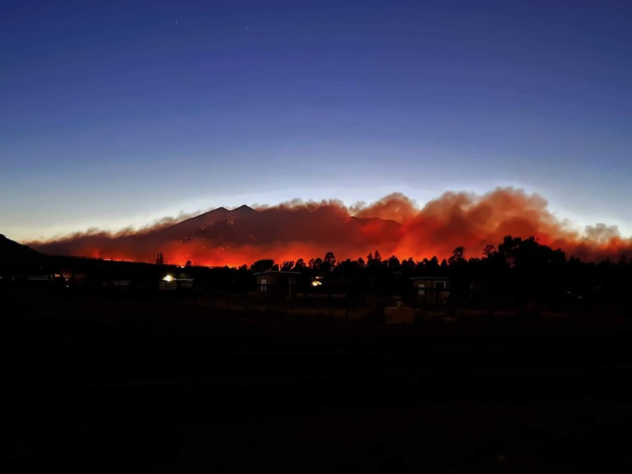 "Este nuevo incendio es un recordatorio para que todos los arizonenses estén atentos": gobernador Ducey declara estado de emergencia