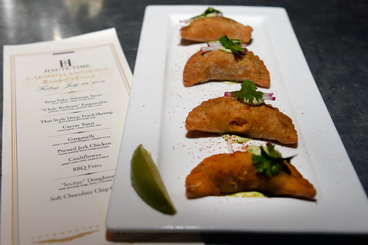 <span class="cms-h3-H3"><a href="http://beautyandessex.com/"><b>Beauty and Essex </b></a></span>
<br>En mayo de este año este lugar, que tiene un concurrido antecesor en Nueva York, abrió sus puertas en el hotel Cosmopolitan. Tan solo a la fiesta de inauguración asistieron actrices como Ellem Pompeo.
<br>
<br>
<b>La especialidad:</b>
<br>Dumplings de sopa de cebolla