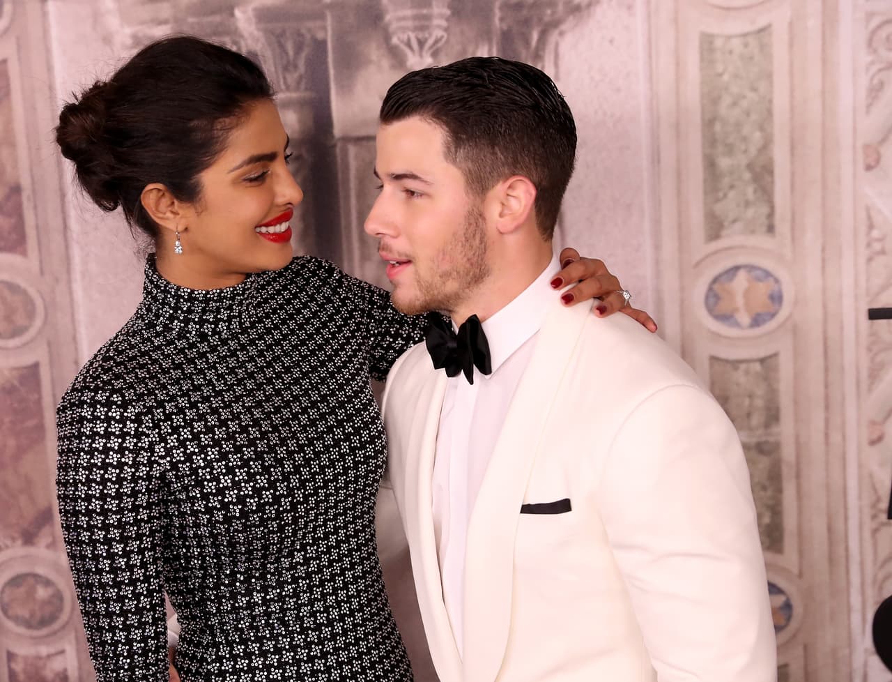 La historia de amor entre Nick Jonas y Priyanka Chopra comenzó en 2016 a través de mensajes, el cantante fue quien dio el primer paso y después coincidieron en la fiesta de Vanity Fair.