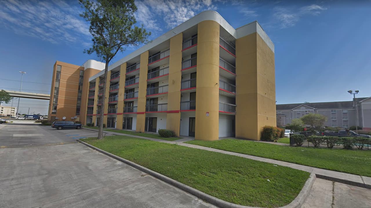 Una mujer fue hallada sin vida luego de ser baleada por un hombre que luego se suicidó en la habitación de un hotel ubicado en la cuadra 702 de la North Sam Houston Pkwy, al norte de Houston. La policía encontró a las víctimas alrededor de las 10:15 a.m. A pesar de que las autoridades investigan el suceso, se conoció que ambos tenían varios días durmiendo en esa habitaci´on.