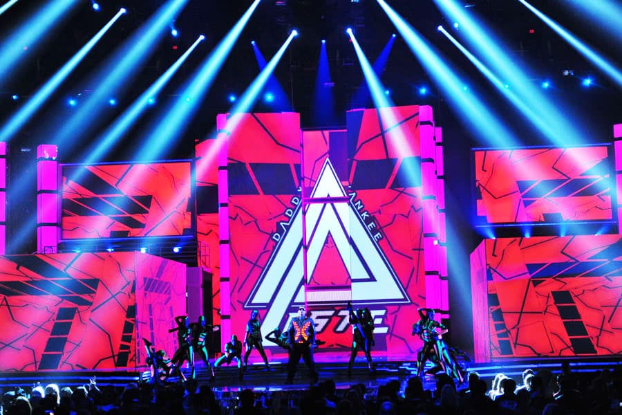 El 2012 fue un año significativo para Premio Lo Nuestro. Fue una entrega de estrenos musicales y de musicales que estuvieron 'over the top'. La noche arrancó con Daddy Yankee y su tema 'Lovumba'. Un despliegue de pantallas leds, luces y trajes iluminados acompañaron al reggaetonero.