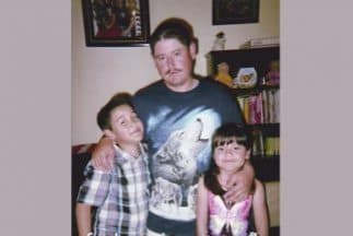 El inmigrante mexicano Rafael Gaytán junto a sus hijos Oswaldo de 9 años y Lizbeth de 7...