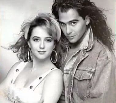 En 1989 Luis de Llano invitó a Andrea Legarreta a formar parte del elenco de la telenovela 'Alcanzar una estrella'.