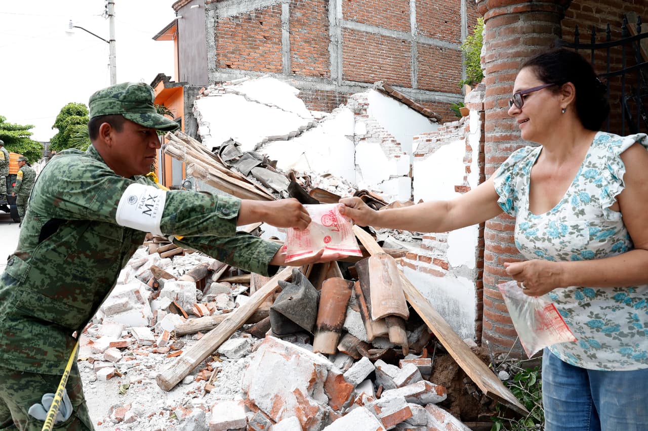 Aunque en algunas comunidades lejanas todavía se reporta falta de alimento o precios excesivos, en otras se ha repartido agua y víveres.