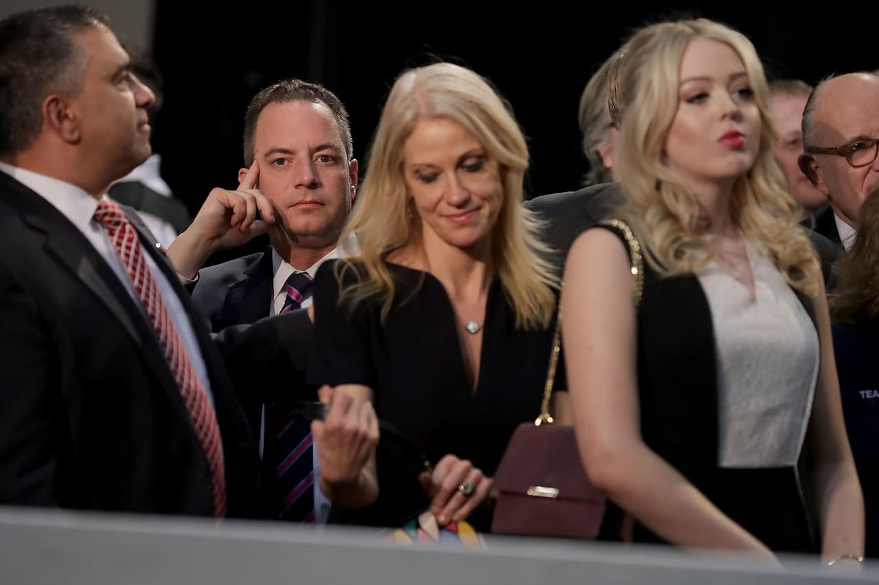 En las etapas finales de la campaña, Priebus viajó con Trump y tuvo un papel crítico en ayudarlo a prepararse para los debates contra la candidata demócrata, Hillary Clinton.