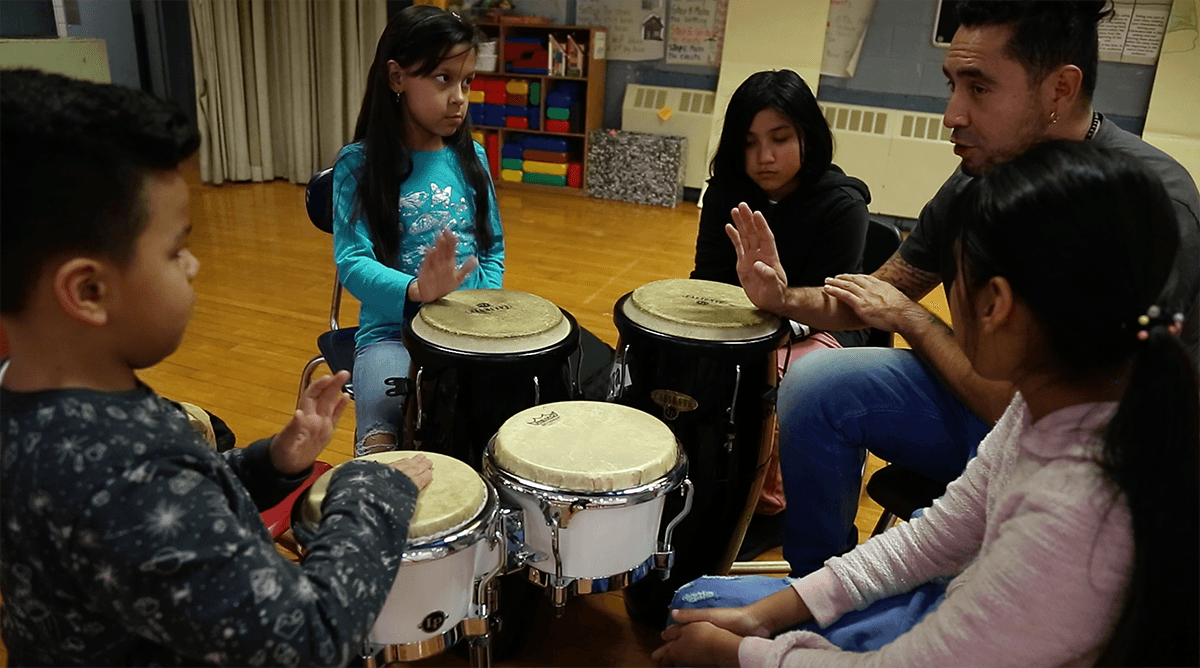 No ‘les hace falta aprender inglés’, son ‘bilingües en potencia’: cómo los métodos de educación alternativos hacen la diferencia 