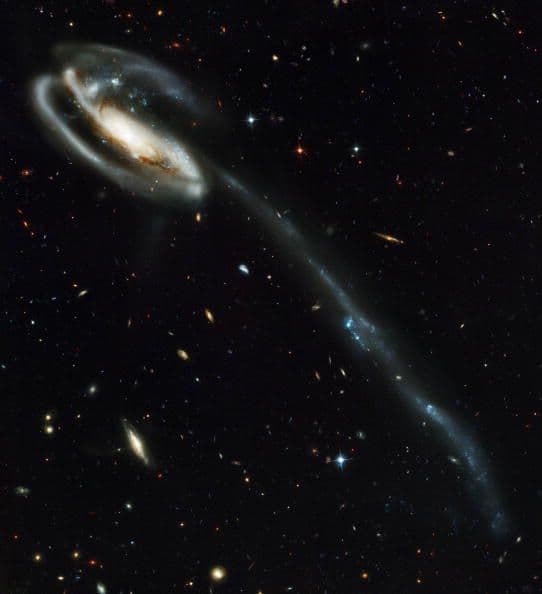 La galaxia Ugc 10214 se observa en esta imagen dada a conocer por los astrónomos 30 de abril de 2002.