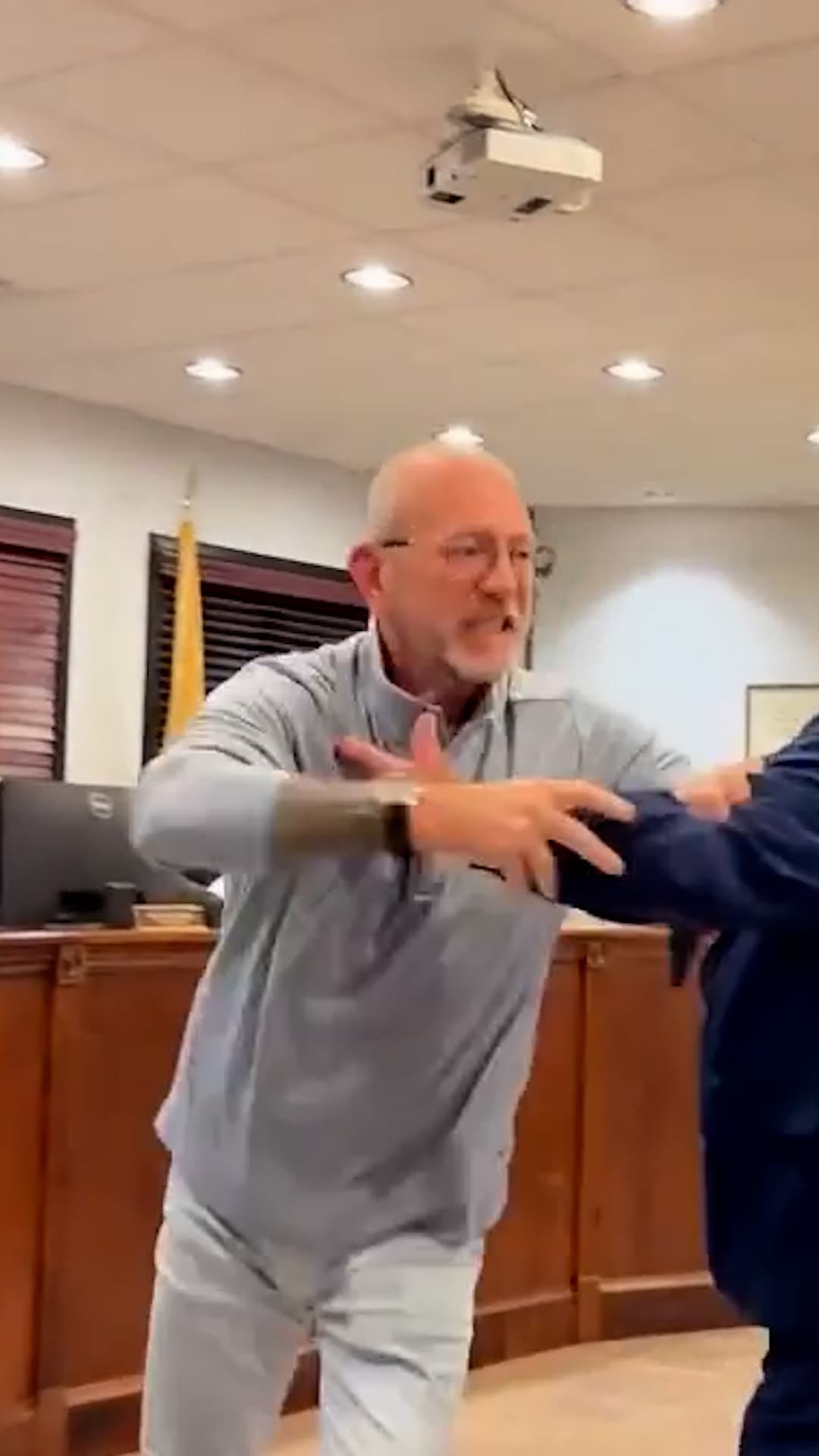 Alcalde de Pemberton, Nueva Jersey, protagoniza altercado con un residente durante una reunión pública