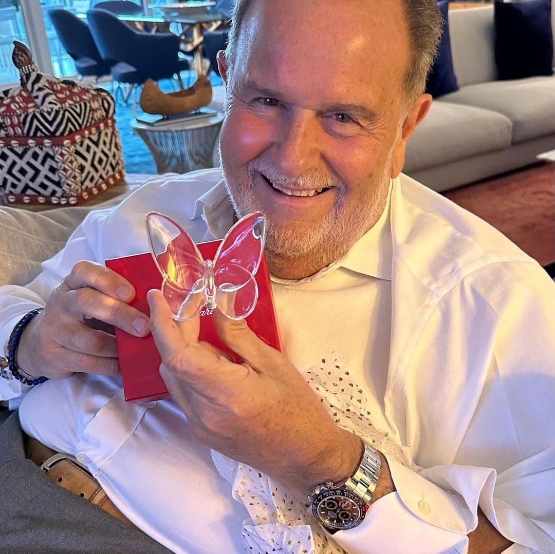 Se trató de esta mariposa de cristal manufacturada por la legendaria marca Baccarat. 'Rauli' estaba feliz ante el regalo y lo dejó ver con esta imagen. 
<br>
<br>