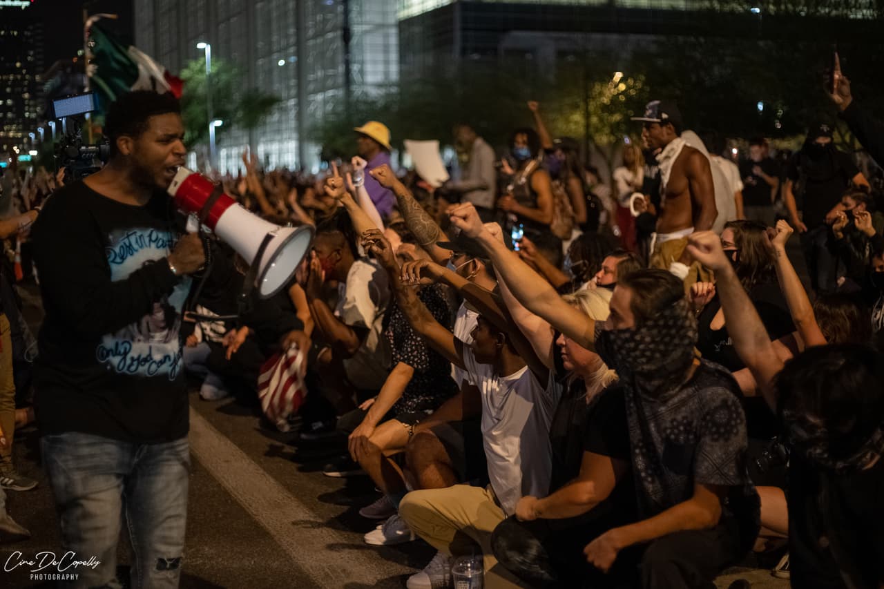 Todo empezó el jueves 28 de mayo, cientos de personas salieron a protestar a las calles de Phoenix en un movimiento de rechazo por la muerte de George Floyd, el 25 de mayo durante un arresto policial. El incidente fue captado en un video y causó indignación.