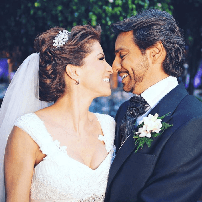 Iniciaron su noviazgo en 2006 y luego de una petición de matrimonio, que incluyó al comediante disfrazado de príncipe y montando a caballo, se casaron el 7 de julio de 2012 en la Parroquia Regina Coeli en la Ciudad de México.