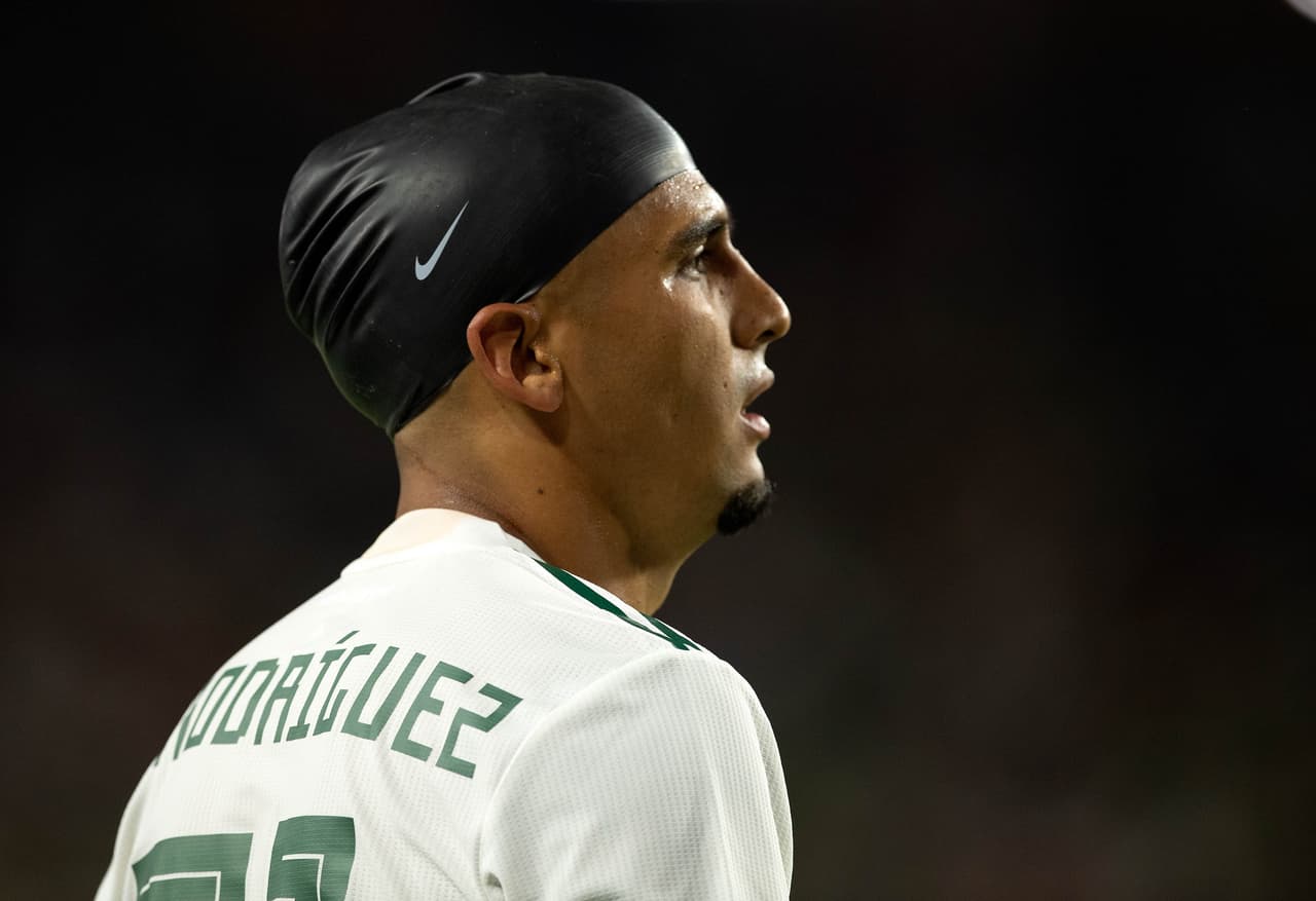 Así fue como tuvo que seguir el partido Rodríguez. No precisamente el mejor atuendo, pero efectivo para frenar la hemorragia.