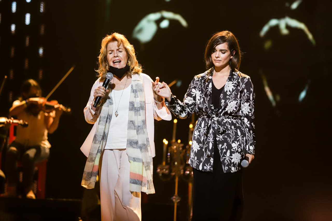 Tomadas de las manos Vikki Carr y Nella represantaron la unión entre las nueva generación de artistas y figuras consagradas.