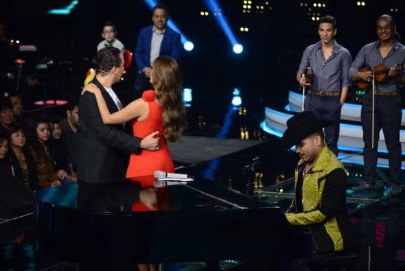 ¿Espinoza o Cristian? Ambos cantantes trataron de explicar cómo se seduce a una dama y dieron tremenda clase de consejos, los cuales aplicaron con la bella Galilea Montijo.