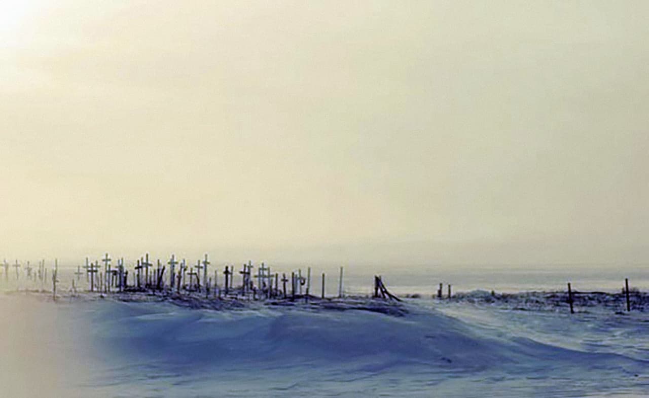 Una fosa común donde fueron enterradas 72 víctimas mortales de la gripe española en una aldea de 80 habitantes en Brevig Mission, Alaska. Johan Hultin, un microbiólogo de la Universidad de Iowa, hizo excavaciones en esta fosa y encontró el virus en los cadáveres. Sus hallazgos, junto a otros restos conservados en laboratorios desde 1918, contribuyeron a la generación del mapa genético del virus varias décadas después.