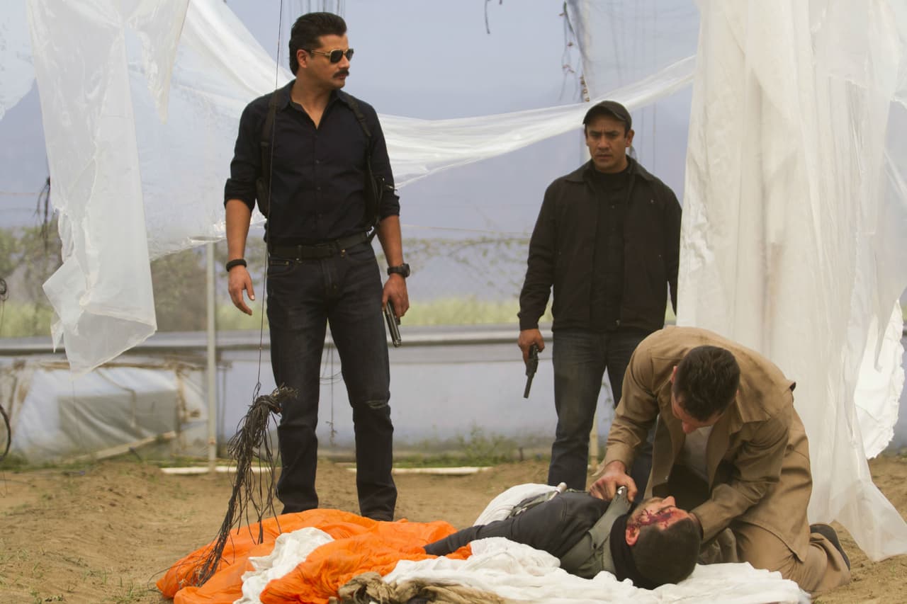 Sus corazonadas no estaban equivocadas. 
<b><a href="http://www.univision.com/series/la-piloto/la-piloto-oscar-murio-tras-saltar-del-avion-de-la-dea-y-de-evitar-la-extradicion-de-john-escena-del-dia-video">Después de saltar del avión de la DEA, Óscar había muerto</a></b>.