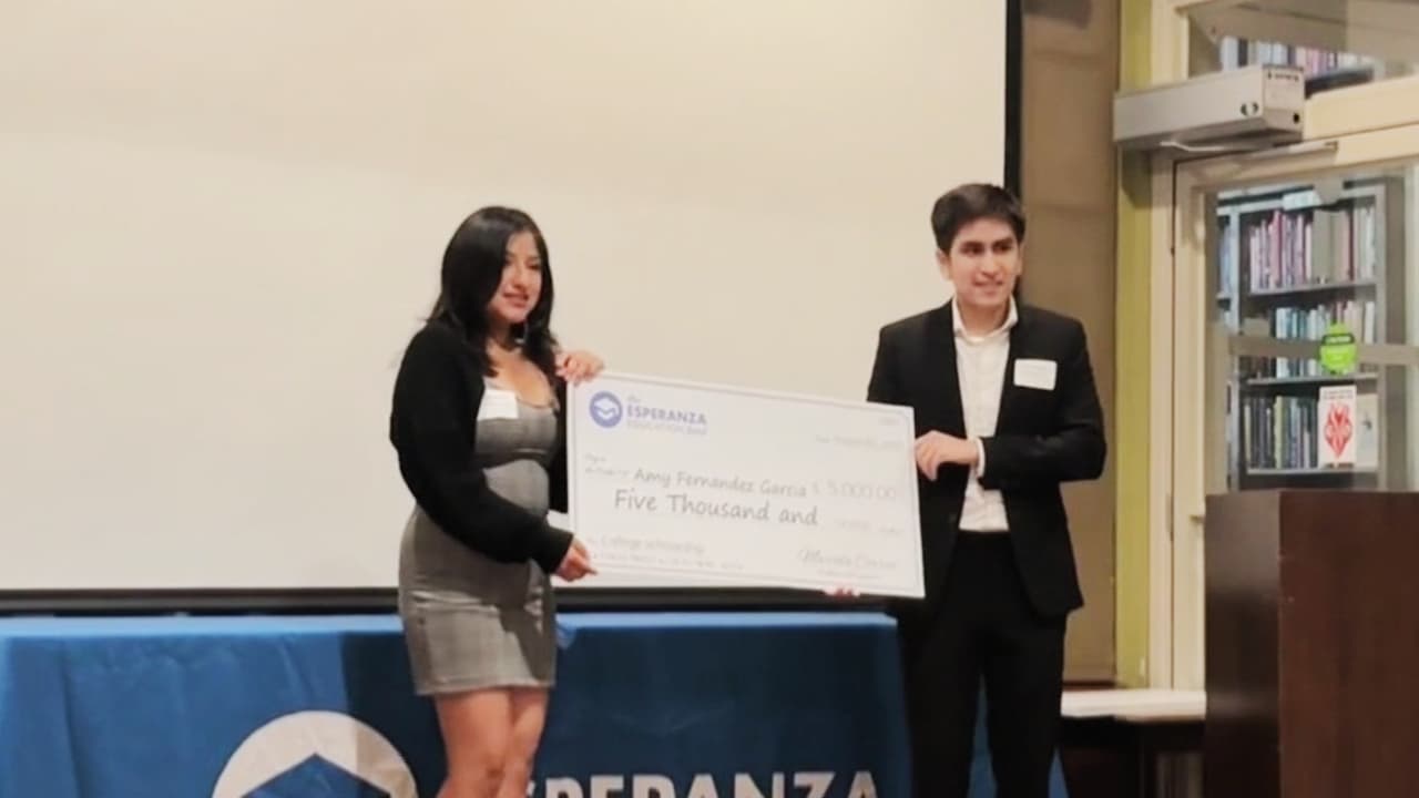 Estudiantes inmigrantes del DMV reciben becas para estudios universitarios