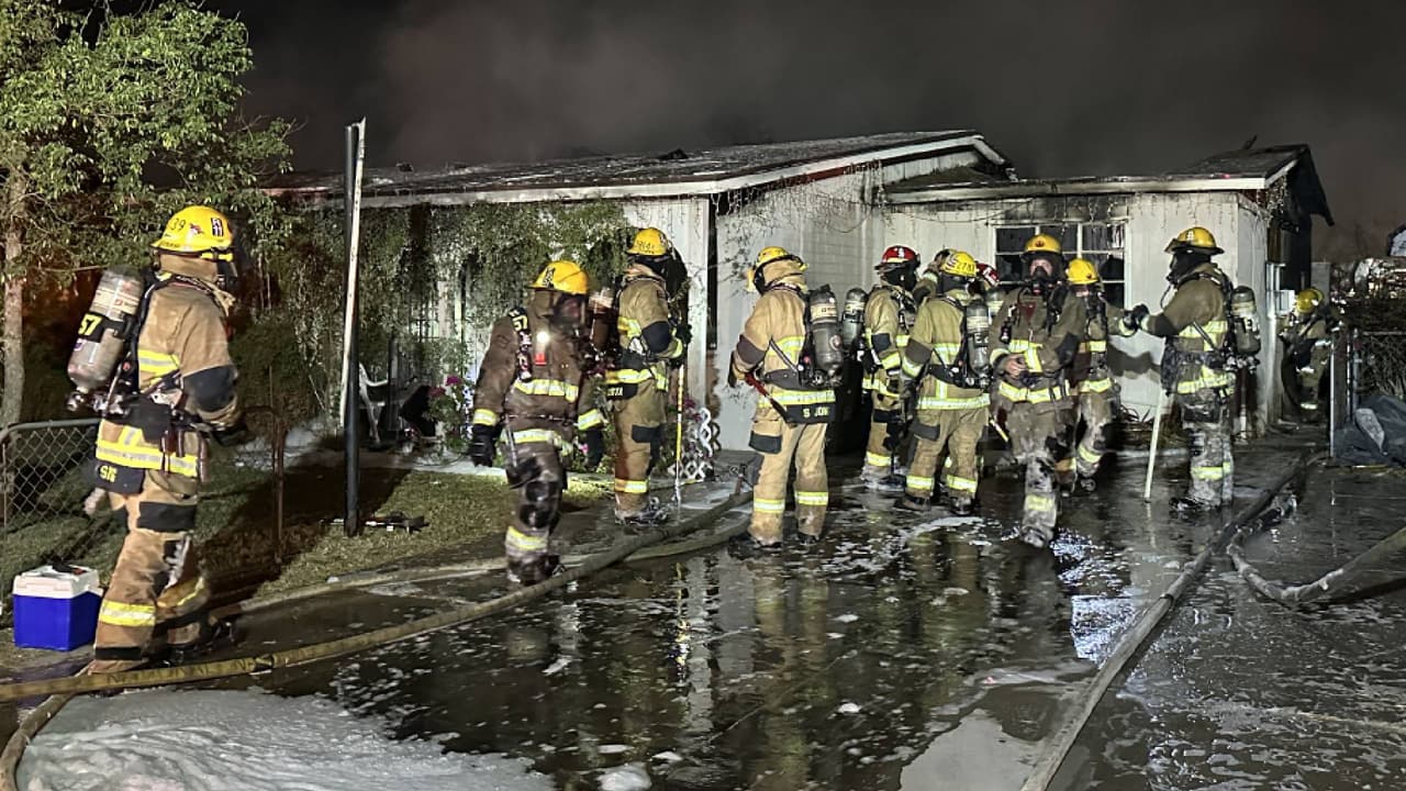 Rápidamente ayudaron a los residente a evacuar el área y tendieron líneas para poder controlar el fuego y evitar que se extendiera.