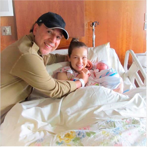 En 2018 Thalía celebró con esta imagen el cumpleaños de su hijo: "Un 25 de junio hace 7 años,
<b>nació mi guerrero Matthew Alejandro <a href="https://www.univision.com/famosos/esta-mas-viva-que-nunca-thalia-celebra-con-mambo-el-aniversario-9-de-la-partida-de-su-madre-yolanda-video">a un mes de la partida de mi madre</a></b>. En el momento en que se tomó esta foto, yo ya estaba seca de tantas lágrimas y de tanta angustia por lo de mi mamá", se lee en Instagram.
<br>