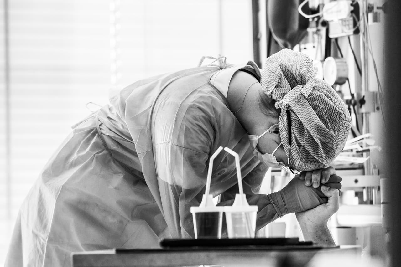 <b>Paciente con Covid-19 en la unidad de cuidados intensivos’</b>. Una enfermera consuela a un enfermo en la unidad de cuidados intensivos del Hospital Herlev, Copenhague. Primer lugar en la categoría ‘prensa/personas’. 
<br>