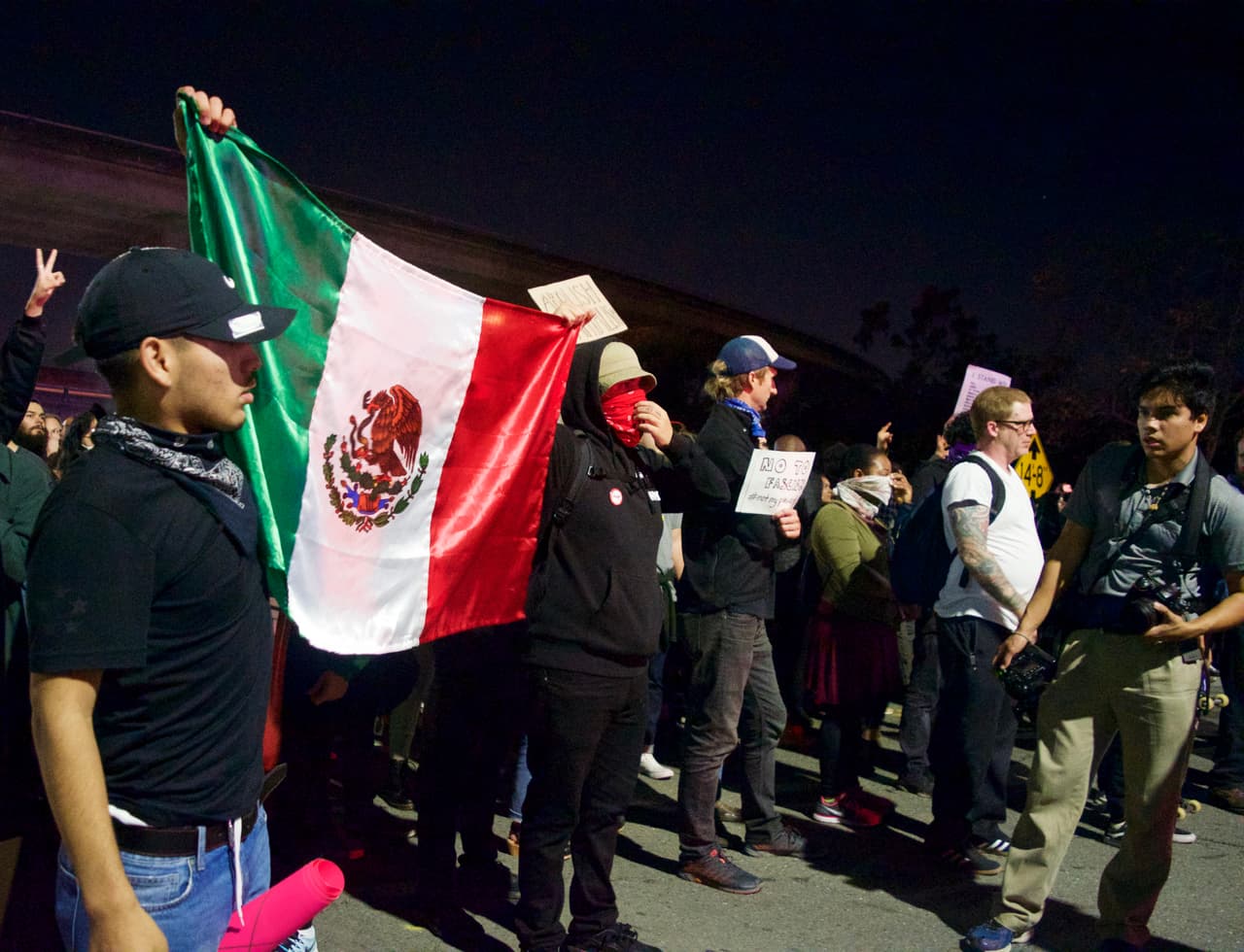 Varias banderas mexicanas se exhibieron en las calles de Oakland. Sus portadores cubrieron sus rostros por miedo a ser identificados en las filmaciones de la policía y los medios.