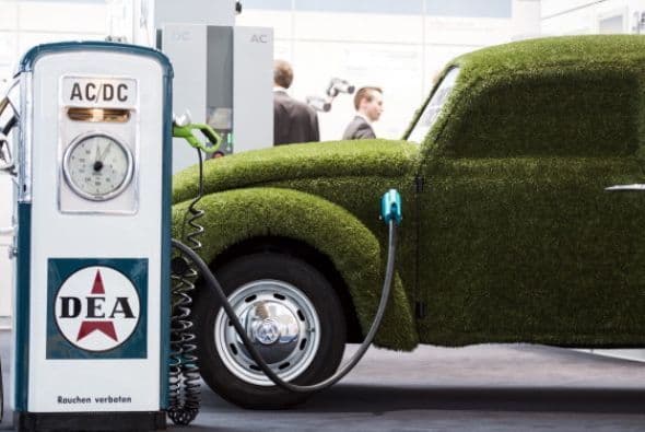 Un modelo VW eléctrico cubierto de pasto se presentó en la feria de electrónica de Hannover.