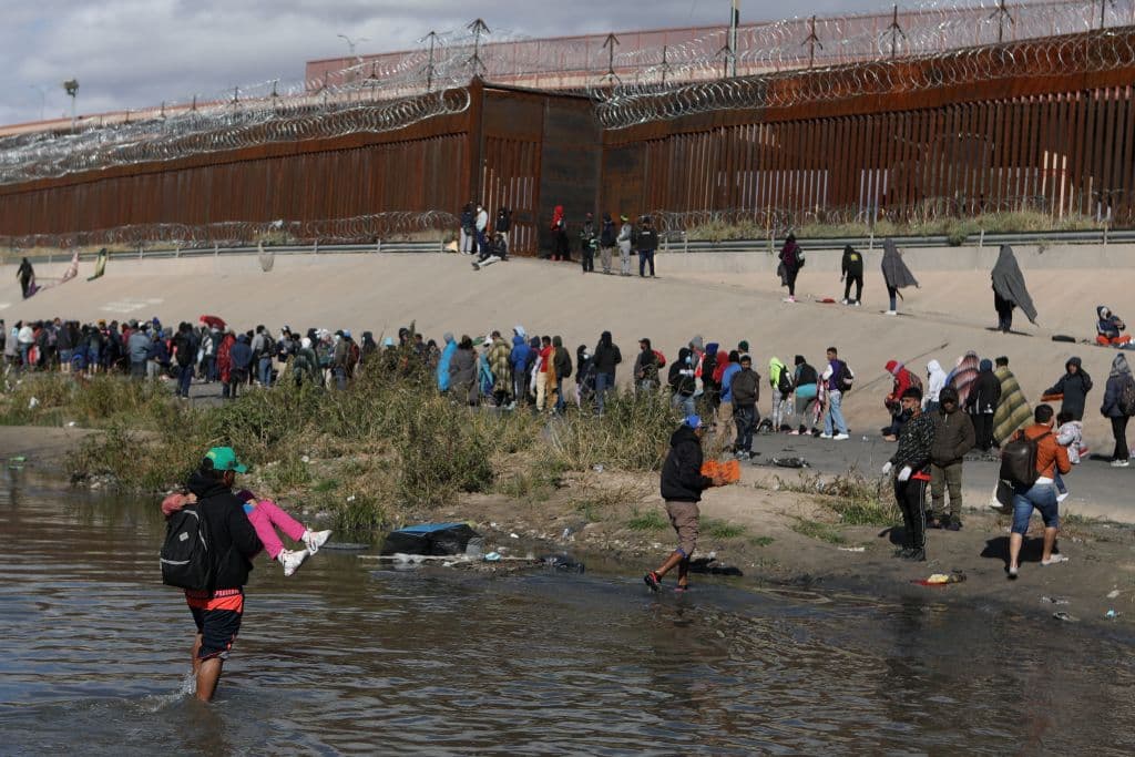 "Tormenta perfecta": la llegada masiva de migrantes y el fin del Título 42 presagian crisis en la frontera