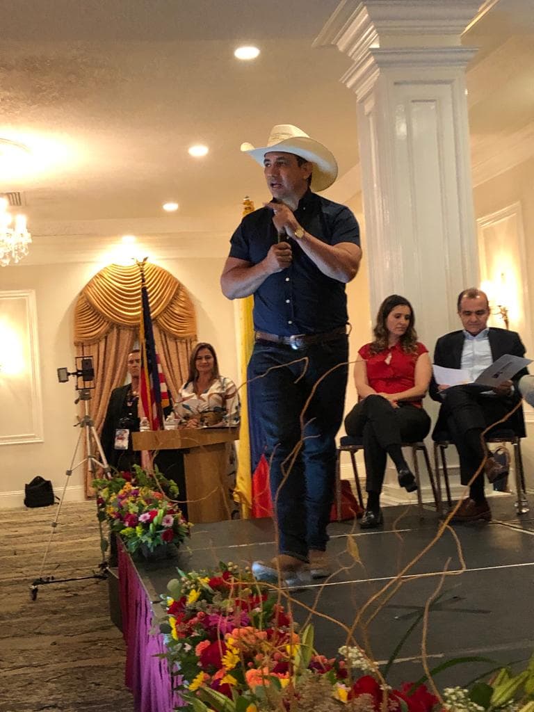El exgobernador del Casanare, Alirio Barrera, participó también en el foro, donde se trató el tema de cómo serían las relaciones con Estados Unidos.