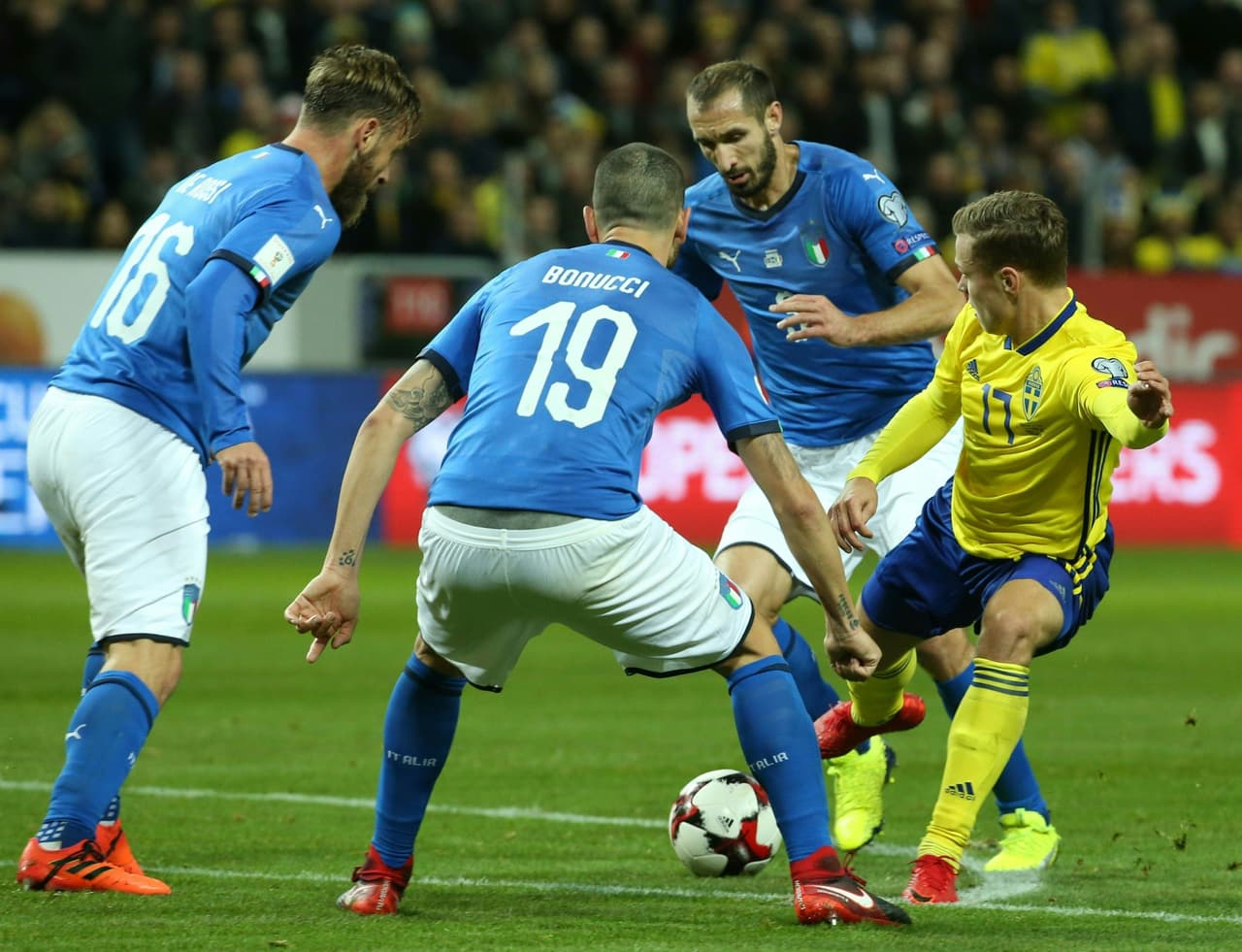 Italia prefirió el control de su arco en cero a generar muchas ideas en el arco rival, fiel a su estilo histórico.