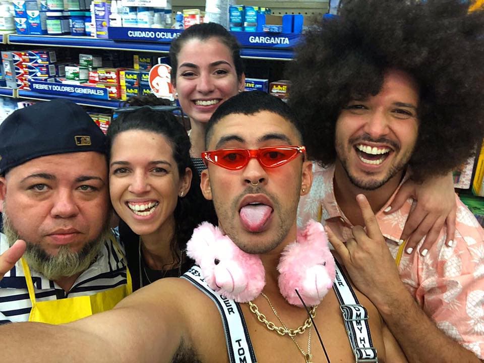 Pj Sin Suela usó sus redes sociales para agradecer a sus amigos el que hayan colaborado en el video de '¿Cuál es tu plan?'. "En un supermercado en Ciales, Puerto Rico, con
<a href="https://www.instagram.com/badbunnypr/">@badbunnypr</a>
<a href="https://www.instagram.com/nejoelbroko/">@nejoelbroko</a> y
<a href="https://www.instagram.com/djnelsonmusic/">@djnelsonmusic</a> Gracias a los tres y a todos los que hicieron esto posible, seguimosss activoooo".