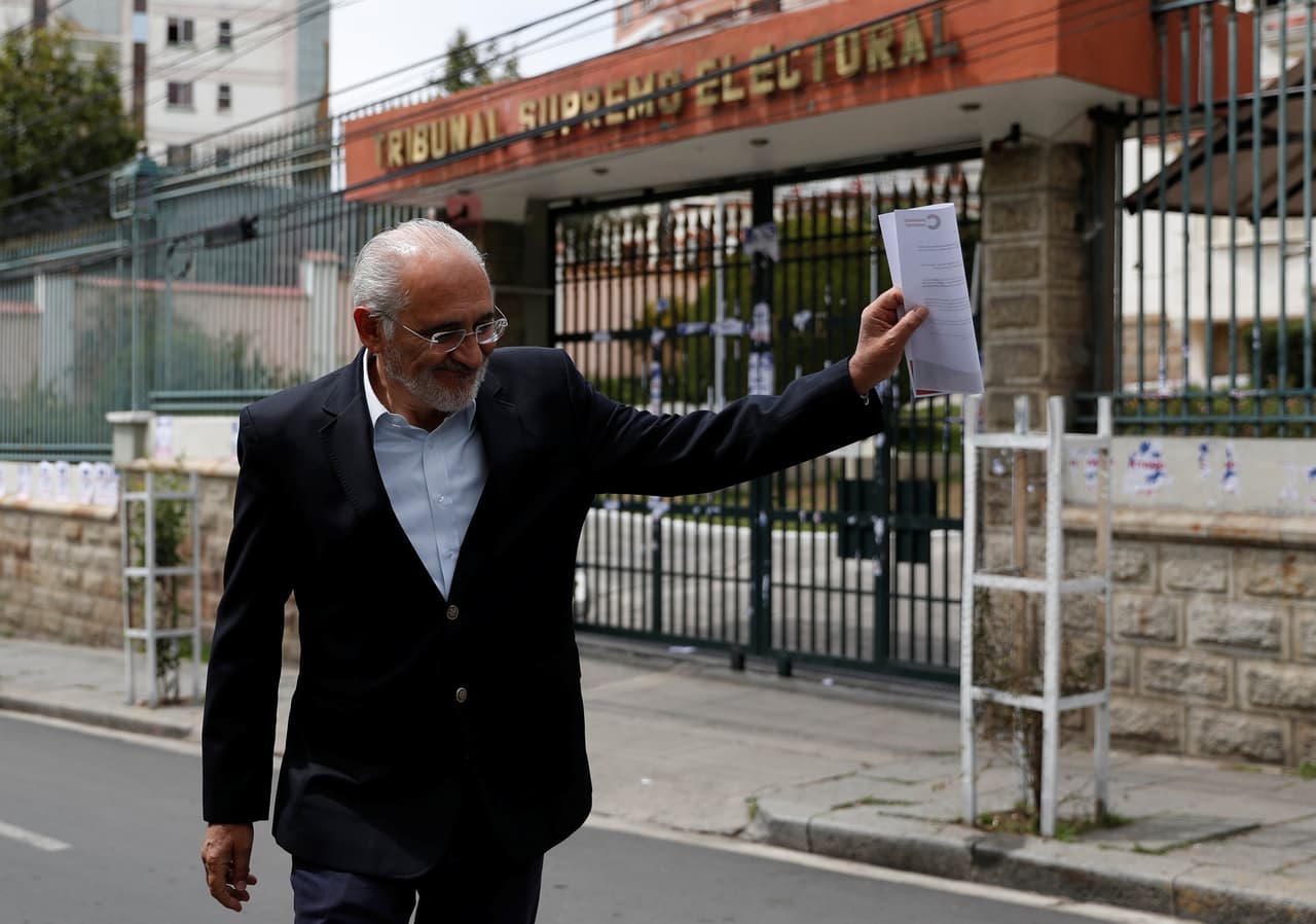 Carlos Mesa también reiteró este domingo su pedido de renuncia a Morales. 
<b>"Si le queda un ápice de patriotismo (a Morales) debería dar un paso al costado"</b>, afirmó Mesa a periodistas. En la foto, Mesa a su llegada a la conferencia de prensa.