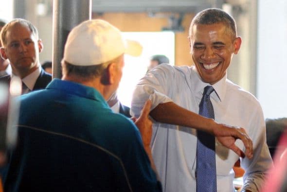 Incluso elogió a un mesero por su peculiar bigote.