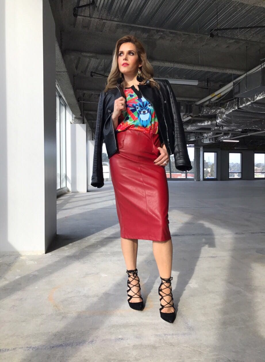 ¿Qué les parece esta falda combinada con una playera colorida y chamarra de piel?