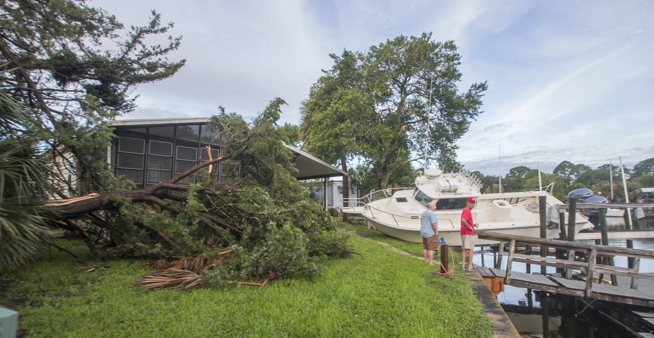 Residentes de Shell Point Beach, Florida, estudian los daños del Huracán Hermine.