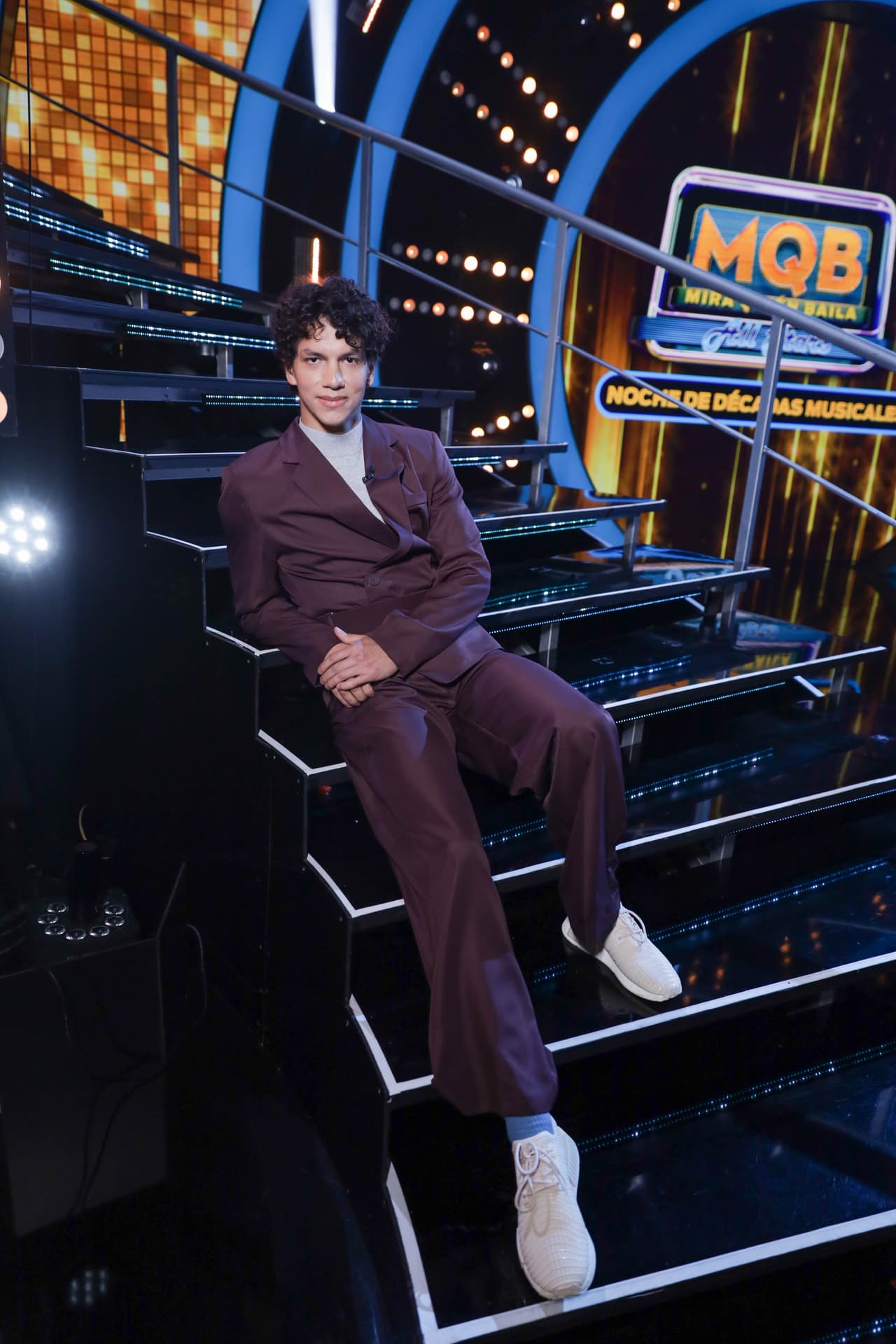 El bailarín usó durante la cuarta gala del reality show un traje café de dos piezas, el cual combinó con un suéter de cuello alto y unos zapatos deportivos de color gris.