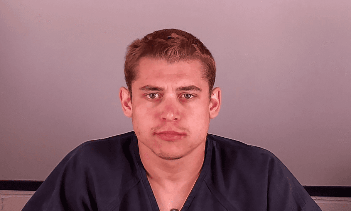 La mujer declaró a la policía que Blouin había abusado de ella y debía estar cerca con su bebé de 13 meses, identificado como Bradley Michael Thomas. El padre apareció en otra casa de la zona, donde dijo que un grupo de hombres lo estaban persiguiendo. Los agentes pensaron que había tomado metanfetaminas. Al no encontrar al niño con él, comenzó una búsqueda por la zona.