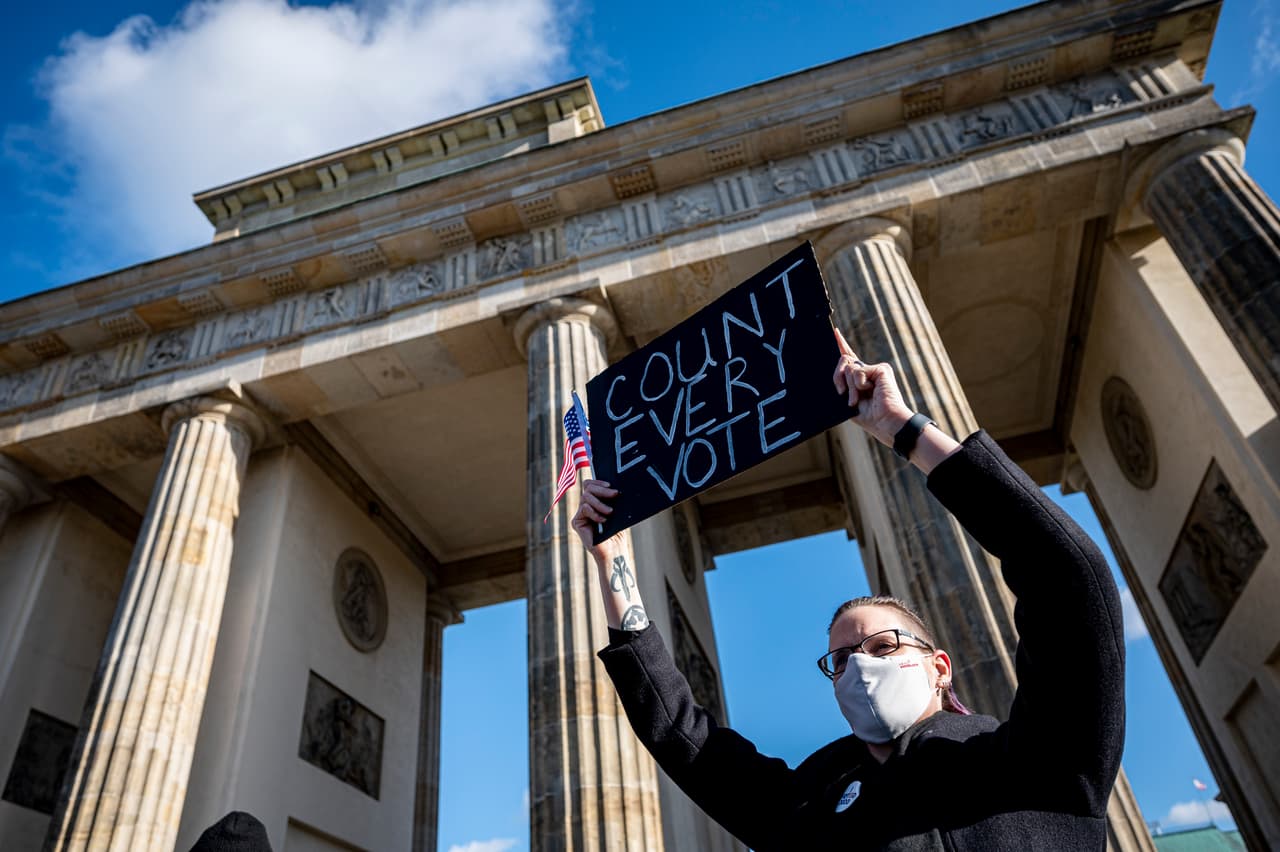 “Cada voto cuenta’, se lee en un cartel visto en la Puerta de Brandenburgo, en Berlín, Alemania. El vicecanciller alemán Olaf Scholz dijo que “es importante para nosotros que se cuente todo y tengamos un resultado final claro”
<br>