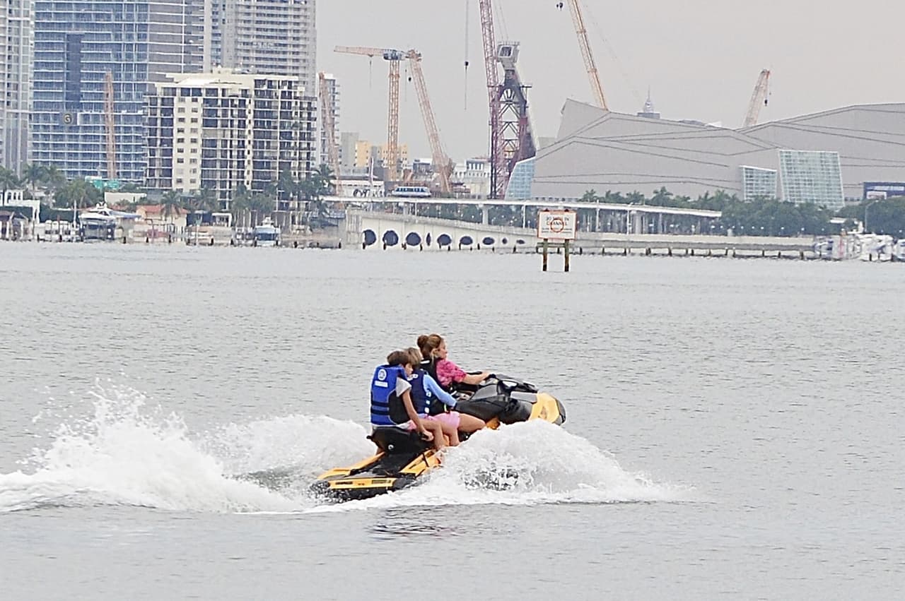 Se le ve más tiempo afuera de su casa, en eventos de lujo y entregas de premios.
<br>