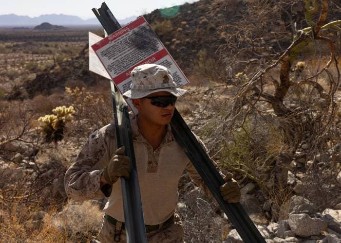 Se refuerza el despliegue militar en la frontera entre Estados Unidos y México.