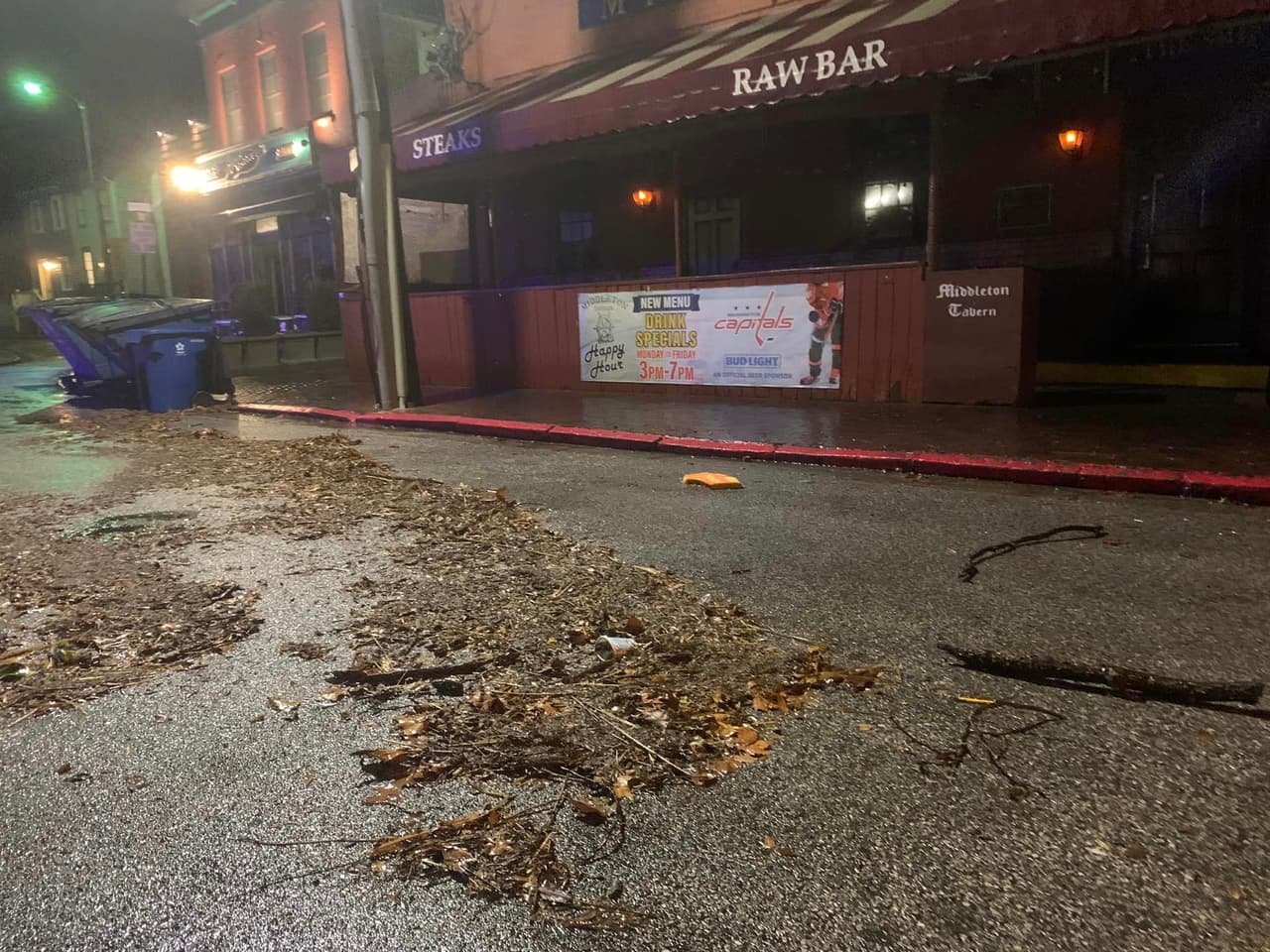 Esto, y las pulgadas de lluvia que cayeron, dejaron importantes inundaciones en algunas zonas.