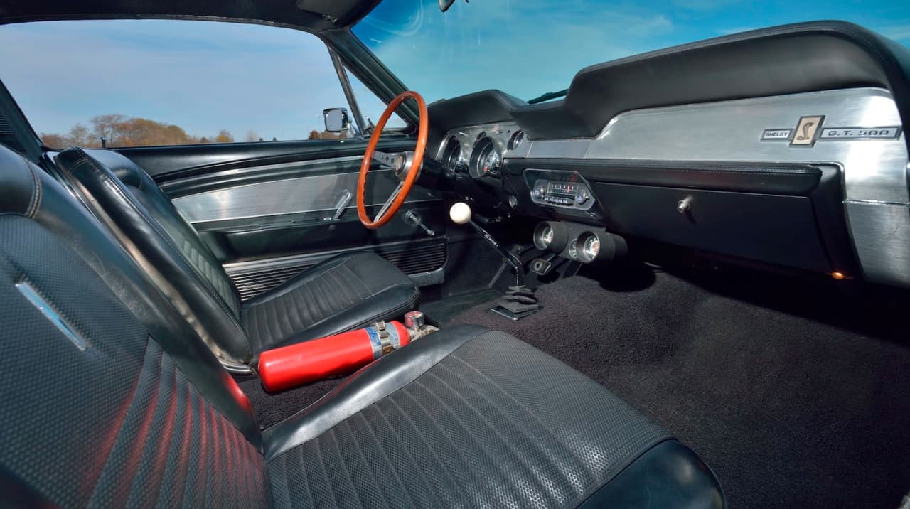 El Shelby GT500 Super Snake estaba equipado con una transmisión manual de 4 velocidades preparada especialmente para aguantar 
<b>revoluciones altas</b>. El motor de 7.0 litros bajo el capó del Super Snake había sido diseñado para correr por largo tiempo a 6,000 revoluciones.